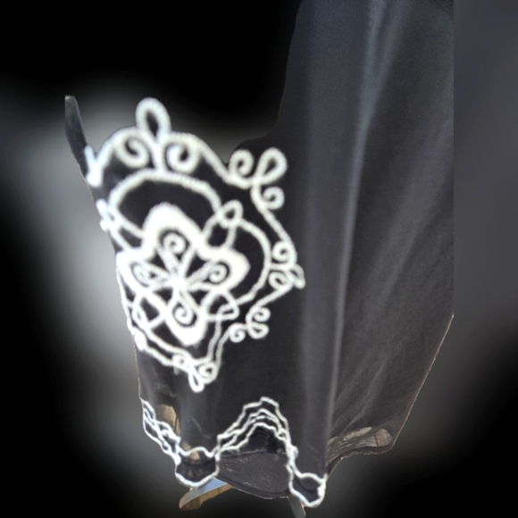 Lane Bryant Black & White Embroidered Top - Picture 4 of 6